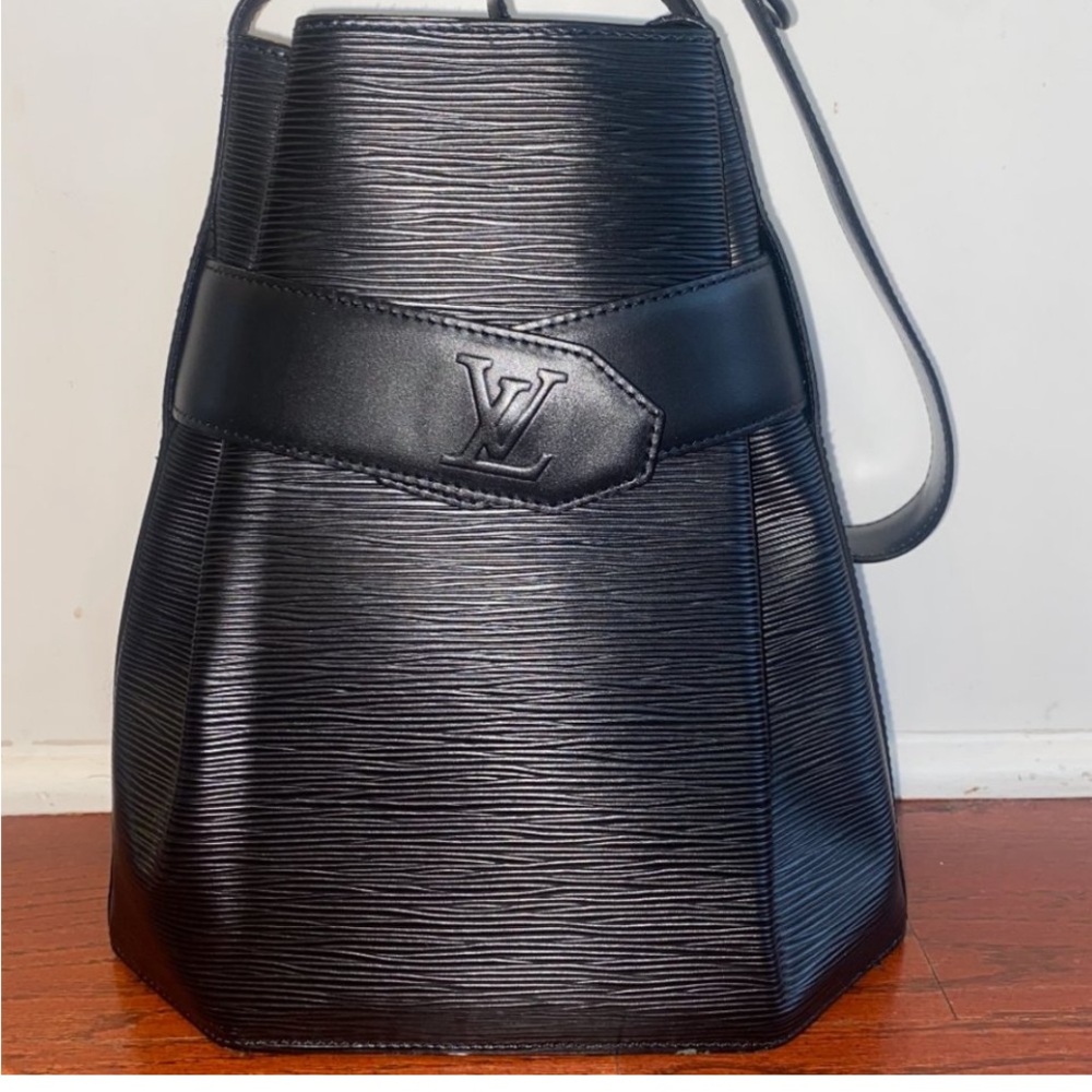 Authentic Louis Vuitton Epi shoulder strap bucket bag.